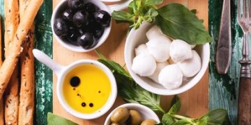 Mediterranean Diet & Alzheimer's: New Research Shows 35% Risk Reduction - Cover Image