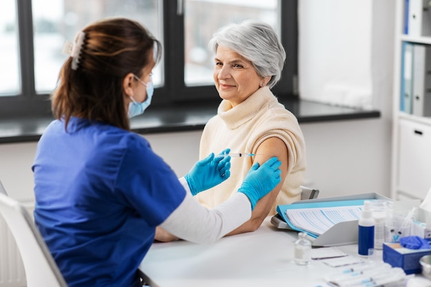 Boost Immunity: 2025 Vaccination Schedule for Adults Over 60