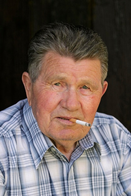 A collage showing risk factors for AMD: an elderly person, a smoker, a fair-skinned individual with light eyes, and a family tree highlighting genetic predisposition. Each image represents a key risk factor.