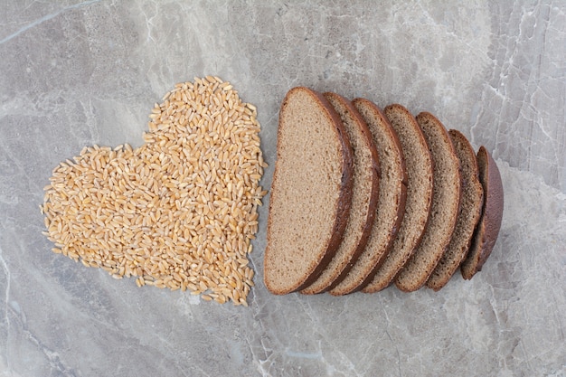 A split-screen image comparing high GI foods (like white bread, sugary cereals, and potatoes) on one side with low GI foods (like whole grains, legumes, and non-starchy vegetables) on the other, emphasizing the visual differences in their composition and texture.