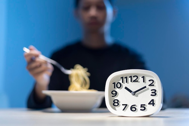 A visual representation of the 16/8 intermittent fasting method, clearly showing the 8-hour eating window and the 16-hour fasting period. Use icons of a clock and food items to make it easily understandable.